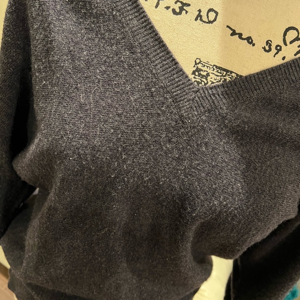 Gray V-neck sweater - Picture 3 of 4